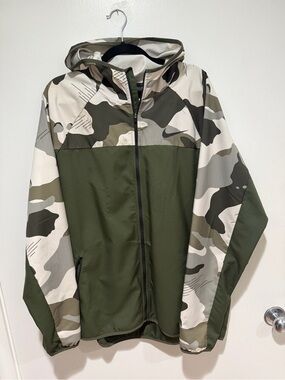 Nike performance windbreaker camo